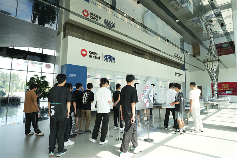 La Liming Vocational University ha visitato Fujian Quangong Machinery Co., Ltd per un programma di sviluppo lavorativo.