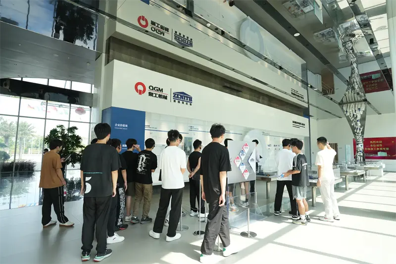 La Liming Vocational University ha visitato Fujian Quangong Machinery Co., Ltd per un programma di sviluppo lavorativo.