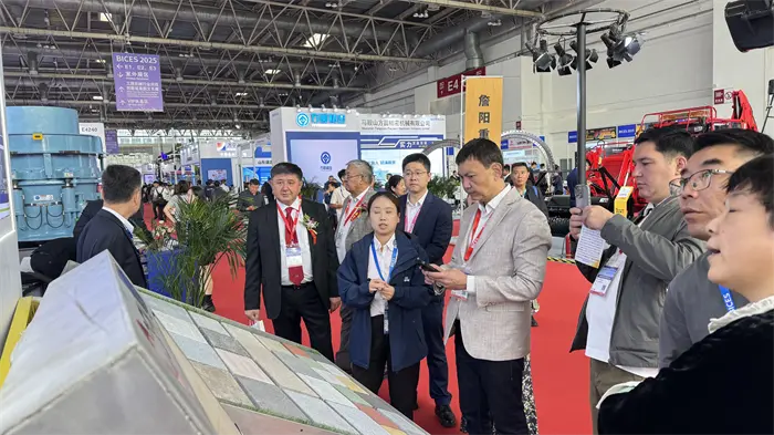 Riunione dell'Autunno d'Oro per parlare di Smart Manufacturing, la forza di Quangong crea brillantezza