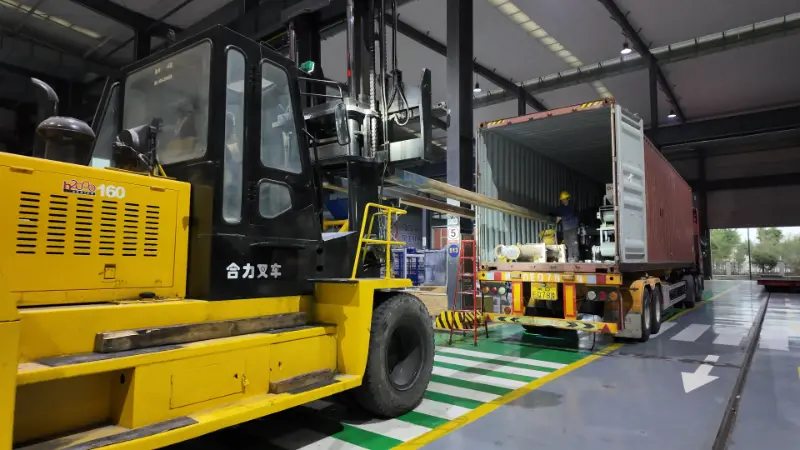 Le navi enormi portano fiducia e le attrezzature prodotte in modo intelligente si dirigono verso destinazioni in tutto il mondo.