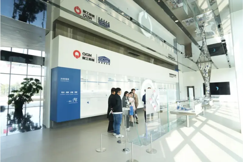 L'Università di Studi Esteri e Commercio di Fuzhou e Quangong Machinery Co., Ltd. firmano un accordo e inaugurano una base di lavoro e stage all'estero.