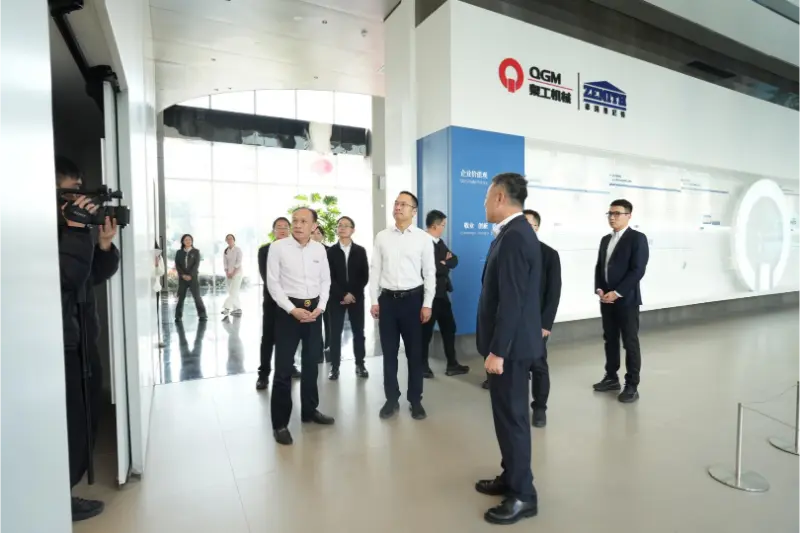 Governo e imprese lavorano insieme per promuovere lo sviluppo; la ricerca sul campo scalda il cuore delle imprese.