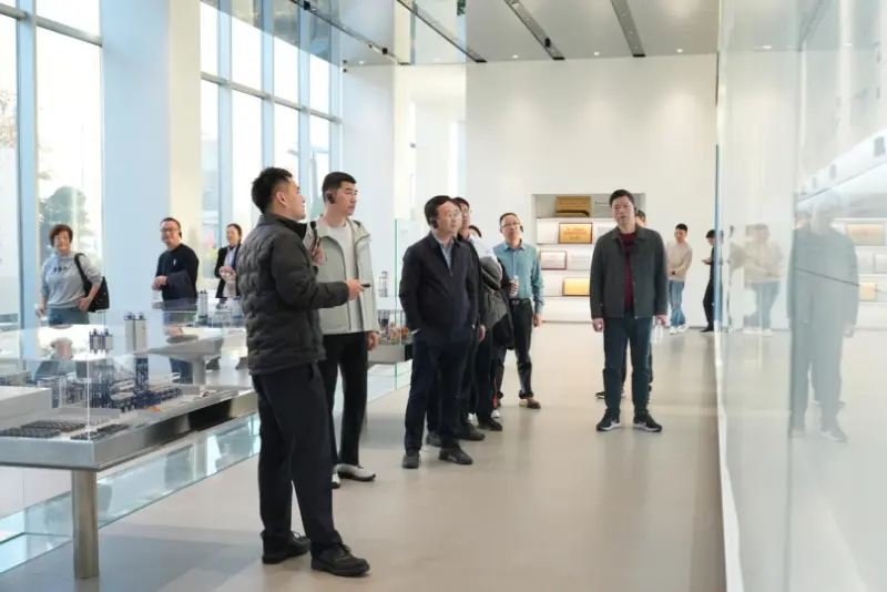 Una delegazione di leader ed ex studenti della scuola media n. 9 di Quanzhou ha visitato Quangong Machinery Co., Ltd. per scambi e discussioni.