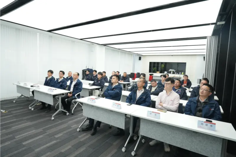 Si è concluso con successo l'incontro di mobilitazione per il progetto di produzione di mattoni all'estero di Quangong Machinery Co., Ltd.