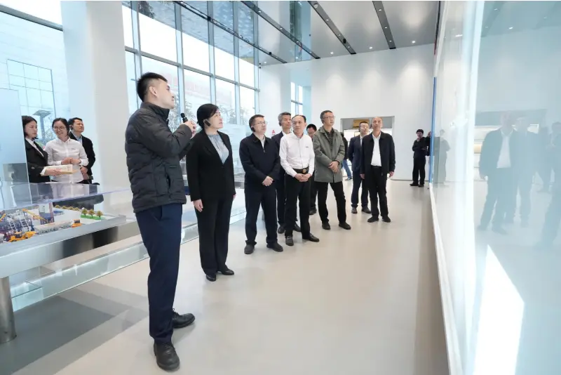 Il signor Liu Min, vicedirettore generale dell'Ufficio per l'economia privata presso la Commissione nazionale per lo sviluppo e la riforma (NDRC), e la sua delegazione hanno visitato Quangong Machinery Co., Ltd. per un giro di ispezione e ricerca.