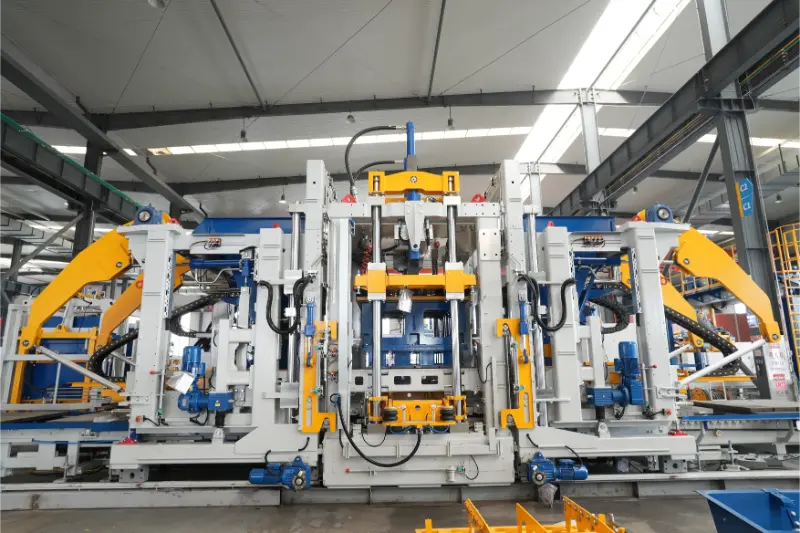 Quangong Machinery Co., Ltd. Macchina per lo stampaggio di blocchi ZN2000-2: le prestazioni principali consentono un nuovo aggiornamento nella produzione di mattoni intelligenti