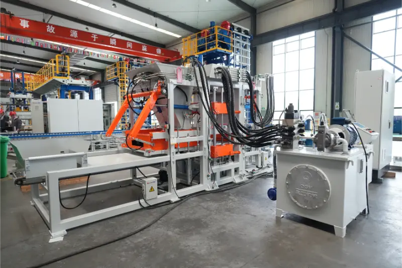 La linea di produzione di mattoni completamente automatica QT6 di Quangong Machinery Co., Ltd. consente la produzione di mattoni altamente redditizia da rifiuti solidi