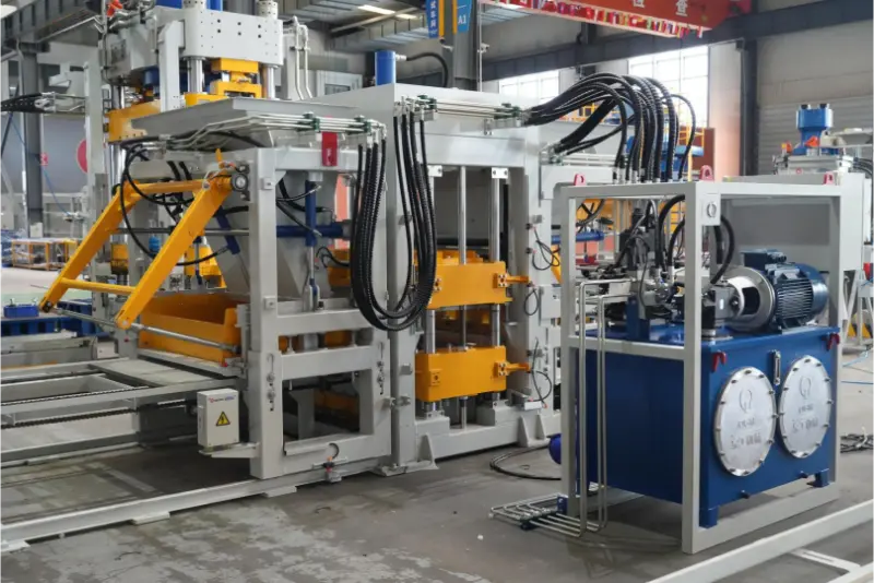 Potenziare l'industria dei mattoni e delle piastrelle attraverso una produzione intelligente: la linea di produzione di mattoni Zenith QT10 rimodella il panorama della produzione ecologica.