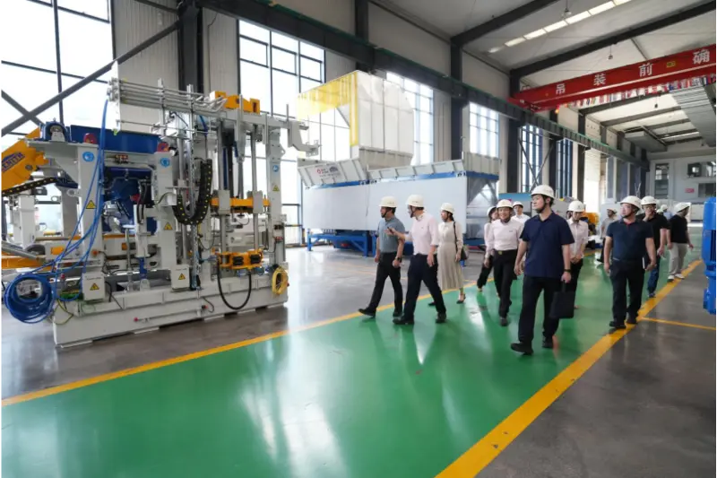 Funzionari del Dipartimento provinciale dell'industria e della tecnologia dell'informazione del Fujian visitano Quangong Machinery Co., Ltd. per ispezione e guida
