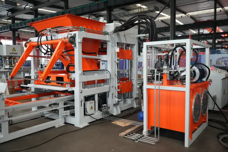 Intelligente ed efficiente, migliora la qualità e la produttività: la nuova linea di produzione di mattoni QT10 di Quangong Machinery Co., Ltd. fa scalpore